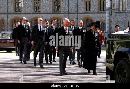 Prinzessin Anne, Prinzessin Royal, Prinz Charles, Prinz von Wales, Prinz Andrew, Herzog von York, Prinz Edward, Earl of Wessex, Prinz William, Herzog von Cambridge, Peter Phillips, Prinz Harry, Duke of Sussex, Earl of Snowdon David Armstrong-Jones und Vize-Admiral Sir Timothy Laurence folgen dem Sarg des Herzogs von Edinburgh während der Beerdigung des Herzogs von Edinburgh im Windsor Castle, Bekshire. Bilddatum: Samstag, 17. April 2021. Stockfoto