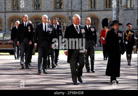 Prinzessin Anne, Prinzessin Royal, Prinz Charles, Prinz von Wales, Prinz Andrew, Herzog von York, Prinz Edward, Earl of Wessex, Prinz William, Herzog von Cambridge, Peter Phillips, Prinz Harry, Duke of Sussex, Earl of Snowdon David Armstrong-Jones und Vize-Admiral Sir Timothy Laurence folgen dem Sarg des Herzogs von Edinburgh während der Beerdigung des Herzogs von Edinburgh im Windsor Castle, Bekshire. Bilddatum: Samstag, 17. April 2021. Stockfoto