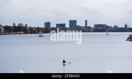 Hamburg, Deutschland. April 2021. Nur wenige Menschen sind mit Booten oder SUP-Boards auf der Alster unterwegs. Quelle: Daniel Bockwoldt/dpa/Alamy Live News Stockfoto