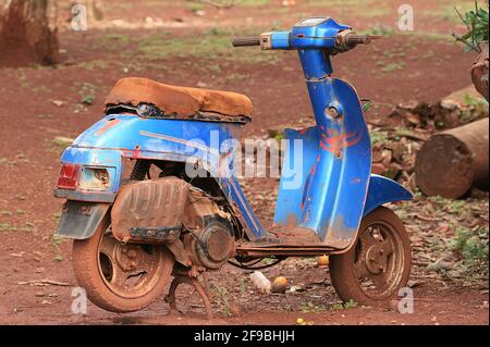 Altes blaues Motorrad auf dem Feld Stockfoto