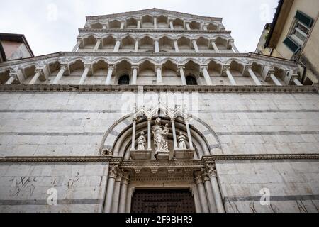 Low-Angle-Aufnahme von San Michele in Borgo in Pisa, Italien Stockfoto