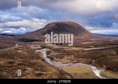 Fliegende Drohne dramatisches Landschaftsbild von Bergen Flüsse und Täler In Glencoe in den schottischen Highlands an einem Wintertag Stockfoto