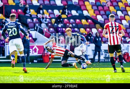 London, Großbritannien. April 2021. Ryan Woods von Millwall und Tariqe Fosu-Henry vom Brentford FC bestreiten den Ball während des Spiels der EFL Sky Bet Championship zwischen Brentford und Millwall am 17. April 2021 im Brentford Community Stadium, London, England. Foto von Phil Hutchinson. Nur zur redaktionellen Verwendung, Lizenz für kommerzielle Nutzung erforderlich. Keine Verwendung bei Wetten, Spielen oder Veröffentlichungen einzelner Clubs/Vereine/Spieler. Kredit: UK Sports Pics Ltd/Alamy Live Nachrichten Stockfoto