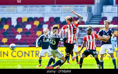 London, Großbritannien. April 2021. Pontus Jansson vom FC Brentford und Mason Bennett von Millwall fordern am 17. April 2021 beim Spiel der EFL Sky Bet Championship zwischen Brentford und Millwall im Brentford Community Stadium, London, England, heraus. Foto von Phil Hutchinson. Nur zur redaktionellen Verwendung, Lizenz für kommerzielle Nutzung erforderlich. Keine Verwendung bei Wetten, Spielen oder Veröffentlichungen einzelner Clubs/Vereine/Spieler. Kredit: UK Sports Pics Ltd/Alamy Live Nachrichten Stockfoto