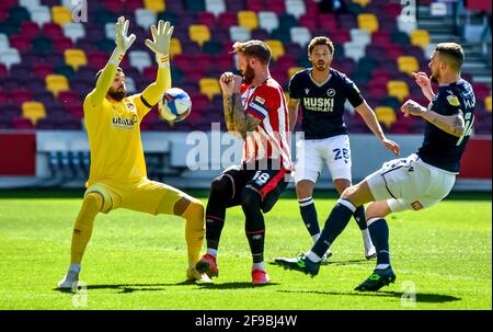 London, Großbritannien. April 2021. David Raya Martin vom Brentford FC und Pontus Jansson vom Brentford FC beobachten den streunenden Ball nahe an ihrem Tor während des Spiels der EFL Sky Bet Championship zwischen Brentford und Millwall am 17. April 2021 im Brentford Community Stadium, London, England. Foto von Phil Hutchinson. Nur zur redaktionellen Verwendung, Lizenz für kommerzielle Nutzung erforderlich. Keine Verwendung bei Wetten, Spielen oder Veröffentlichungen einzelner Clubs/Vereine/Spieler. Kredit: UK Sports Pics Ltd/Alamy Live Nachrichten Stockfoto