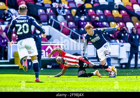 London, Großbritannien. April 2021. Ryan Woods von Millwall und Tariqe Fosu-Henry vom Brentford FC bestreiten den Ball während des Spiels der EFL Sky Bet Championship zwischen Brentford und Millwall am 17. April 2021 im Brentford Community Stadium, London, England. Foto von Phil Hutchinson. Nur zur redaktionellen Verwendung, Lizenz für kommerzielle Nutzung erforderlich. Keine Verwendung bei Wetten, Spielen oder Veröffentlichungen einzelner Clubs/Vereine/Spieler. Kredit: UK Sports Pics Ltd/Alamy Live Nachrichten Stockfoto