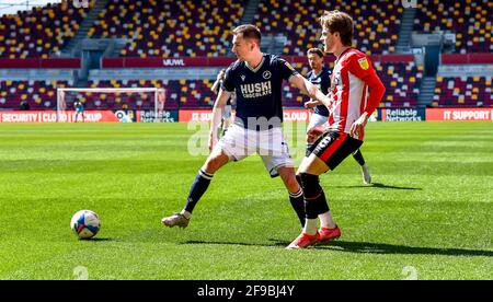 London, Großbritannien. April 2021. Mathias Jensen vom FC Brentford und Jed Wallace von Millwall während des Spiels der EFL Sky Bet Championship zwischen Brentford und Millwall am 17. April 2021 im Brentford Community Stadium, London, England. Foto von Phil Hutchinson. Nur zur redaktionellen Verwendung, Lizenz für kommerzielle Nutzung erforderlich. Keine Verwendung bei Wetten, Spielen oder Veröffentlichungen einzelner Clubs/Vereine/Spieler. Kredit: UK Sports Pics Ltd/Alamy Live Nachrichten Stockfoto