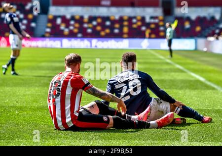 London, Großbritannien. April 2021. Mason Bennett von Millwall und Pontus Jansson vom Brentford FC auf dem Rasen, nachdem sie beim EFL Sky Bet Championship-Spiel zwischen Brentford und Millwall am 17. April 2021 im Brentford Community Stadium, London, England, einen Streunball auf dem Rasen gejagt hatten. Foto von Phil Hutchinson. Nur zur redaktionellen Verwendung, Lizenz für kommerzielle Nutzung erforderlich. Keine Verwendung bei Wetten, Spielen oder Veröffentlichungen einzelner Clubs/Vereine/Spieler. Kredit: UK Sports Pics Ltd/Alamy Live Nachrichten Stockfoto