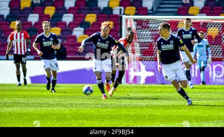 London, Großbritannien. April 2021. Ryan Woods von Millwall kommt mit dem Ball während des EFL Sky Bet Championship-Spiels zwischen Brentford und Millwall am 17. April 2021 im Brentford Community Stadium, London, England. Foto von Phil Hutchinson. Nur zur redaktionellen Verwendung, Lizenz für kommerzielle Nutzung erforderlich. Keine Verwendung bei Wetten, Spielen oder Veröffentlichungen einzelner Clubs/Vereine/Spieler. Kredit: UK Sports Pics Ltd/Alamy Live Nachrichten Stockfoto