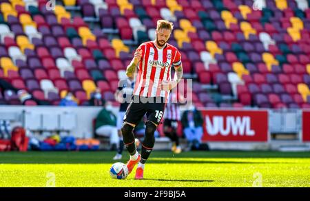 London, Großbritannien. April 2021. Pontus Jansson vom FC Brentford mit dem Ball während des Spiels der EFL Sky Bet Championship zwischen Brentford und Millwall am 17. April 2021 im Brentford Community Stadium, London, England. Foto von Phil Hutchinson. Nur zur redaktionellen Verwendung, Lizenz für kommerzielle Nutzung erforderlich. Keine Verwendung bei Wetten, Spielen oder Veröffentlichungen einzelner Clubs/Vereine/Spieler. Kredit: UK Sports Pics Ltd/Alamy Live Nachrichten Stockfoto