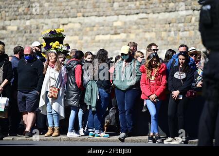 17/04/2021. Windsor, Großbritannien. Mitglieder der Öffentlichkeit ehren ein Schweigeminute vor Windsor Castle in Windsor, in der Grafschaft von Edinburgh, für die Beerdigung von Prinz Philip, dem Herzog von Edinburgh. Prinz Philip, die Gemahlin der längsten regierenden englischen Monarchin der Geschichte, Königin Elizabeth II., starb am 9. April 2021, zwei Monate vor seinem 100. Geburtstag. Bildnachweis: Ben Cawthra/Sipa USA **KEINE Verkäufe in Großbritannien** Stockfoto