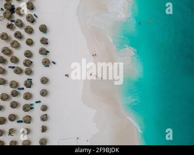 Luftaufnahme vom Eagle Beach auf Aruba in der Karibik, Blick auf den Strand mit Sonnenschirm am Aruba Eagle Beach mit blauem Ozean Stockfoto