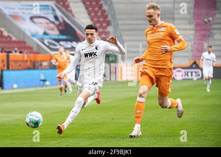 Augsburg, Deutschland. April 2021. Fußball: Bundesliga, FC Augsburg - Arminia Bielefeld, Matchday 29 in der WWK Arena. Ruben Vargas vom FC Augsburg (l) und Amos Pieper von Arminia Bielefeld im Duell um den Ball. Quelle: Matthias Balk/dpa - WICHTIGER HINWEIS: Gemäß den Bestimmungen der DFL Deutsche Fußball Liga und/oder des DFB Deutscher Fußball-Bund ist es untersagt, im Stadion und/oder vom Spiel aufgenommene Fotos in Form von Sequenzbildern und/oder videoähnlichen Fotoserien zu verwenden oder zu verwenden./dpa/Alamy Live News Stockfoto