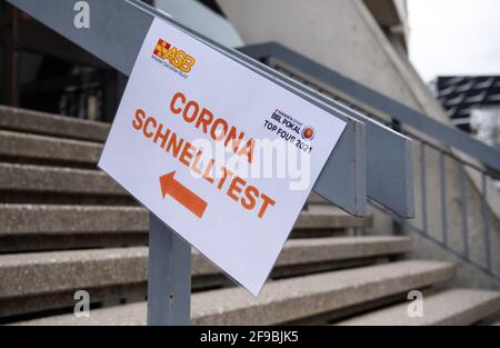 München, Deutschland. April 2021. Basketball: München, Finale 4, Halbfinale. Ein Schild mit der Aufschrift 'Corona Schnelltest' ist am Eingang des Audidome zu sehen. Das letzte Turnier für den Deutschen Basketball Cup in München wurde abgesagt. Nach einem Corona-Fall bei der BG Göttingen sollen die Spiele zu einem späteren Zeitpunkt stattfinden. Quelle: Sven Hoppe/dpa/Alamy Live News Stockfoto