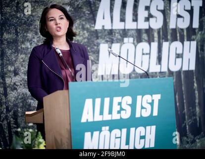 Potsdam, Deutschland. April 2021. Annalena Baerbock, Bundesvorsitzende von Bündnis 90/die Grünen, spricht mit den Teilnehmern der digitalen Landesdelegiertenkonferenz von Bündnis 90/die Grünen Brandenburg. Baerbock kandidiert als Spitzenkandidat der Brandenburgischen Grünen für die Bundestagswahl 2021. Quelle: Kay Nietfeld/dpa/Alamy Live News Stockfoto