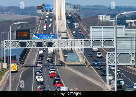 South Queensferry, Schottland, Großbritannien. 17. April 2021. Verkehrsstaus auf der Queensferry Crossing Bridge, wenn die Öffentlichkeit an einem sonnigen und warmen Samstagnachmittag auf die Straßen geht, um die entspannten Reisebeschränkungen von Covid-19 zu nutzen. Iain Masterton/Alamy Live News Stockfoto