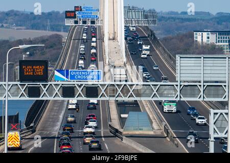 South Queensferry, Schottland, Großbritannien. 17. April 2021. Verkehrsstaus auf der Queensferry Crossing Bridge, wenn die Öffentlichkeit an einem sonnigen und warmen Samstagnachmittag auf die Straßen geht, um die entspannten Reisebeschränkungen von Covid-19 zu nutzen. Iain Masterton/Alamy Live News Stockfoto