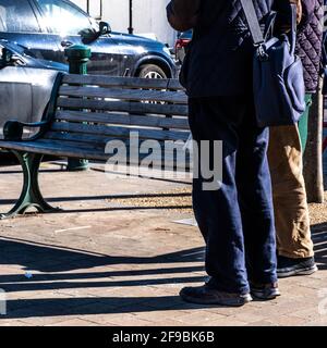 Epsom Surrey, London UK, April 17 2021, Two Anonymous People Mann und Frau Paar stehen und beobachten den Verkehr auf EINER Straße Stockfoto
