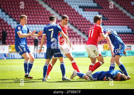 LONDON, GROSSBRITANNIEN. DER 17. APRIL lässt nach, dass Ryan Inniss von Charlton Athletic in der letzten Minute in der Gegend geflutet wird, ohne dass während des Spiels der Sky Bet League 1 zwischen Charlton Athletic und Ipswich Town am Samstag, dem 17. April 2021, im The Valley, London eine Strafe verhängt wurde. (Quelle: Tom West) Quelle: MI News & Sport /Alamy Live News Stockfoto