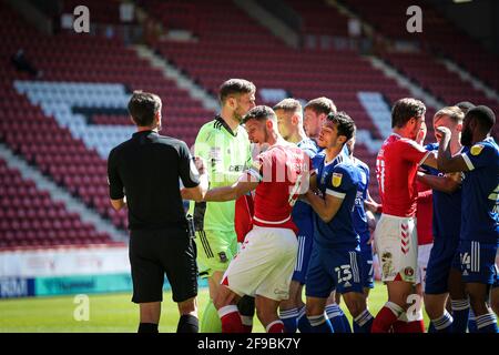 LONDON, GROSSBRITANNIEN. DER 17. APRIL lässt mit Jason Pearce von Charlton Athletic aufflackern, nachdem Ryan Inniss von Charlton Athletic in der letzten Minute in der Region ohne Strafe im Spiel der Sky Bet League 1 zwischen Charlton Athletic und Ipswich Town im Londoner Valley am Samstag, dem 17. April 2021, verschmutzt wurde. (Quelle: Tom West) Quelle: MI News & Sport /Alamy Live News Stockfoto