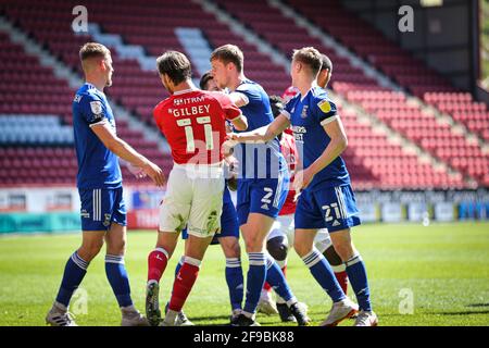 LONDON, GROSSBRITANNIEN. DER 17. APRIL lässt nach, dass Ryan Inniss von Charlton Athletic in der letzten Minute in der Gegend geflutet wird, ohne dass während des Spiels der Sky Bet League 1 zwischen Charlton Athletic und Ipswich Town am Samstag, dem 17. April 2021, im The Valley, London eine Strafe verhängt wurde. (Quelle: Tom West) Quelle: MI News & Sport /Alamy Live News Stockfoto