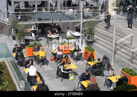 Stadtzentrum von Birmingham, Großbritannien. April 2021. Shopper und Nachtschwärmer nutzten das schöne Wetter im Stadtzentrum von Birmingham, um den „Super Saturday“ zu genießen. Tausende von Menschen kamen heraus, trotz der Beerdigung von Prinz Philipp heute. Pubs und Bars waren voll und die Straßen waren ein Menschenmeer. PIC by Credit: Stop Press Media/Alamy Live News Stockfoto