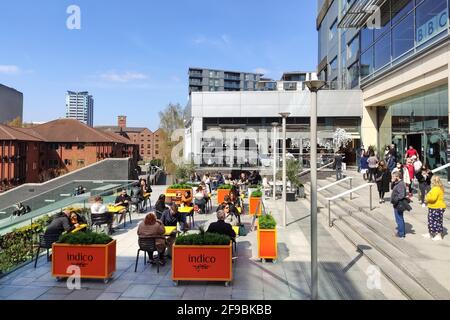 Stadtzentrum von Birmingham, Großbritannien. April 2021. Shopper und Nachtschwärmer nutzten das schöne Wetter im Stadtzentrum von Birmingham, um den „Super Saturday“ zu genießen. Tausende von Menschen kamen heraus, trotz der Beerdigung von Prinz Philipp heute. Pubs und Bars waren voll und die Straßen waren ein Menschenmeer. PIC by Credit: Stop Press Media/Alamy Live News Stockfoto