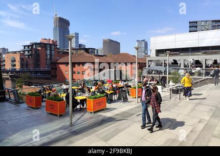 Stadtzentrum von Birmingham, Großbritannien. April 2021. Shopper und Nachtschwärmer nutzten das schöne Wetter im Stadtzentrum von Birmingham, um den „Super Saturday“ zu genießen. Tausende von Menschen kamen heraus, trotz der Beerdigung von Prinz Philipp heute. Pubs und Bars waren voll und die Straßen waren ein Menschenmeer. PIC by Credit: Stop Press Media/Alamy Live News Stockfoto