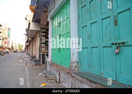 Beawar, Indien. April 2021. Blick auf geschlossene Geschäfte in einem Marktgebiet während der Sperrstunde am Wochenende, die von der Landesregierung verhängt wurde, inmitten der Zunahme von Coronavirus-Fällen im ganzen Land, in Beawar. (Foto: Sumit Saleswat/Pacific Press) Quelle: Pacific Press Media Production Corp./Alamy Live News Stockfoto