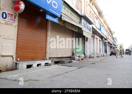 Beawar, Indien. April 2021. Blick auf geschlossene Geschäfte in einem Marktgebiet während der Sperrstunde am Wochenende, die von der Landesregierung verhängt wurde, inmitten der Zunahme von Coronavirus-Fällen im ganzen Land, in Beawar. (Foto: Sumit Saleswat/Pacific Press) Quelle: Pacific Press Media Production Corp./Alamy Live News Stockfoto