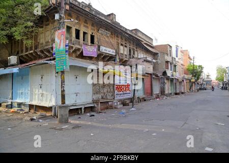 Beawar, Indien. April 2021. Ein Markt sieht während der Ausgangssperre am Wochenende, die von der Landesregierung verhängt wurde, verödet aus, inmitten der Zunahme von Coronavirus-Fällen im ganzen Land, in Beawar. (Foto: Sumit Saleswat/Pacific Press) Quelle: Pacific Press Media Production Corp./Alamy Live News Stockfoto