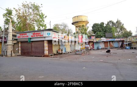 Beawar, Indien. April 2021. Blick auf geschlossene Geschäfte in einem Marktgebiet während der Sperrstunde am Wochenende, die von der Landesregierung verhängt wurde, inmitten der Zunahme von Coronavirus-Fällen im ganzen Land, in Beawar. (Foto: Sumit Saleswat/Pacific Press) Quelle: Pacific Press Media Production Corp./Alamy Live News Stockfoto