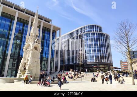 Stadtzentrum von Birmingham, Großbritannien. April 2021. Shopper und Nachtschwärmer nutzten das schöne Wetter im Stadtzentrum von Birmingham, um den „Super Saturday“ zu genießen. Tausende von Menschen kamen heraus, trotz der Beerdigung von Prinz Philipp heute. Pubs und Bars waren voll und die Straßen waren ein Menschenmeer. PIC by Credit: Stop Press Media/Alamy Live News Stockfoto