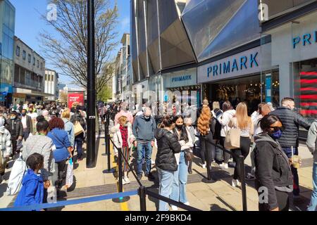 Stadtzentrum von Birmingham, Großbritannien. April 2021. Shoppers Schlange, um Primark im Stadtzentrum von Birmingham zu besuchen, um den „Super Saturday“ zu genießen. Tausende von Menschen kamen heraus, trotz der Beerdigung von Prinz Philipp heute. Pubs und Bars waren voll und die Straßen waren ein Menschenmeer. PIC by Credit: Stop Press Media/Alamy Live News Stockfoto