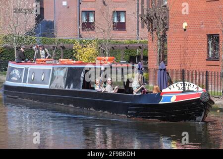 Stadtzentrum von Birmingham, Großbritannien. April 2021. Eine Gruppe von Damen genoss eine Kanalfahrt im Stadtzentrum von Birmingham am „Super Saturday“. Tausende von Menschen kamen heraus, trotz der Beerdigung von Prinz Philipp heute. Pubs und Bars waren voll und die Straßen waren ein Menschenmeer. PIC by Credit: Stop Press Media/Alamy Live News Stockfoto