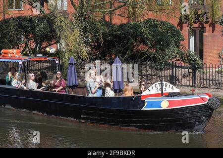 Stadtzentrum von Birmingham, Großbritannien. April 2021. Eine Gruppe von Damen genoss eine Kanalfahrt im Stadtzentrum von Birmingham am „Super Saturday“. Tausende von Menschen kamen heraus, trotz der Beerdigung von Prinz Philipp heute. Pubs und Bars waren voll und die Straßen waren ein Menschenmeer. PIC by Credit: Stop Press Media/Alamy Live News Stockfoto