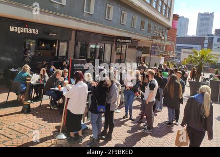 Stadtzentrum von Birmingham, Großbritannien. April 2021. Shopper und Nachtschwärmer nutzten das schöne Wetter im Stadtzentrum von Birmingham, um den „Super Saturday“ zu genießen. Tausende von Menschen kamen heraus, trotz der Beerdigung von Prinz Philipp heute. Pubs und Bars waren voll und die Straßen waren ein Menschenmeer. PIC by Credit: Stop Press Media/Alamy Live News Stockfoto