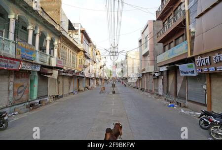 Beawar, Indien. April 2021. Ein Markt sieht während der Ausgangssperre am Wochenende, die von der Landesregierung verhängt wurde, verödet aus, inmitten der Zunahme von Coronavirus-Fällen im ganzen Land, in Beawar. (Foto: Sumit Saleswat/Pacific Press) Quelle: Pacific Press Media Production Corp./Alamy Live News Stockfoto