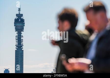 London, Großbritannien. April 2021. Der BT-Turm zeigt eine Hommage an seine Königliche Hoheit Prinz Philip, Herzog von Edinburgh. Kredit: Guy Bell/Alamy Live Nachrichten Stockfoto