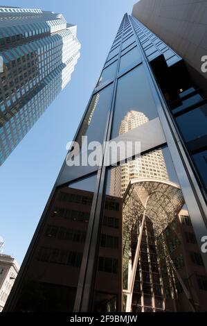 Bürotürme mit dem Atrium von Santiago Calatrava, das in Glas reflektiert ist Panes in der Innenstadt von Toronto Stockfoto