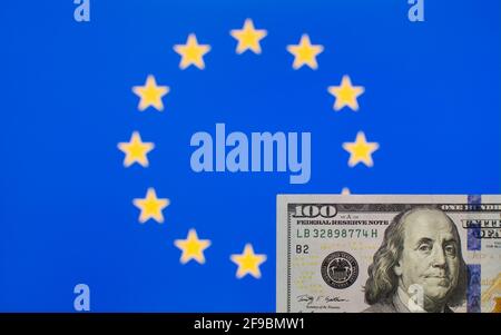 100 US-Dollar Banknote Nahaufnahme auf verschwommenem Hintergrund von Flagge der Europäischen Union Stockfoto