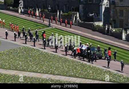 Der Sarg des Herzogs von Edinburgh, der mit seinem persönlichen Standard bedeckt ist, wird auf dem eigens gebauten Land Rover Defender getragen, gefolgt von der Prinzessin Royal, dem Prinz von Wales, dem Herzog von York, dem Earl of Wessex, dem Herzog von Cambridge, Peter Phillips, dem Herzog von Sussex, dem Earl of Snowdon, Vize-Admiral Sir Timothy Laurence vor der St. George's Chapel, Windsor Castle, Bestattungsanstellung des Herzogs von Edinburgh. Bilddatum: Samstag, 17. April 2021. Stockfoto