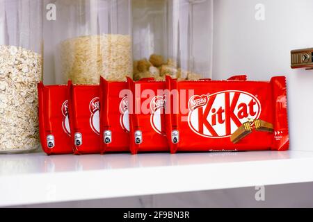 Tambow, Russische Föderation - 19. März 2021 KitKat-Schokoriegel im Regal des Küchenschranks Stockfoto