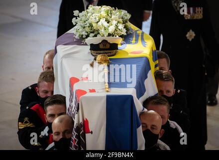 Pall-Träger tragen den Sarg während der Beerdigung des Herzogs von Edinburgh in der St. George's Chapel, Windsor Castle, Bekshire. Bilddatum: Samstag, 17. April 2021. Stockfoto