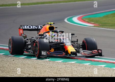 Imola, Italien. April 2021. Motorsport: Formel-1-Weltmeisterschaft, Grand Prix der Emilia-Romagna, Qualifying-Session: Sergio Perez (MEX#11), Red Bull Racing Honda auf der Strecke. Kredit: Hasan Bratic/dpa/Alamy Live Nachrichten Stockfoto