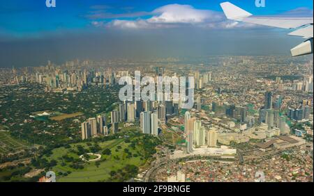 Blick aus dem Flugzeug auf die Häuser von Manila, Philippinen.