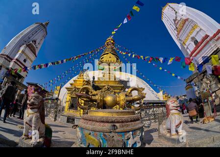 Der Swayambhunath-Komplex, der sich auf einem Hügel westlich von Kathmandu befindet, wird seit dem 5. Jahrhundert n. Chr. genutzt und besteht aus einer prächtigen Kuppel Stockfoto