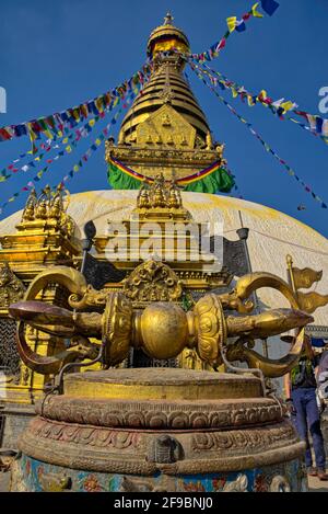 Der riesige vergoldete Vajra ‘Thunderbolt’, der auf der Ostseite des Stupa aufging, nahm @Kathmandu, Nepal, ein Stockfoto