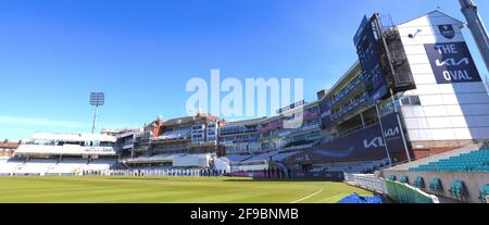 17. April 2021. London, Großbritannien. Mit der Pavilion-Flagge bei Half Mast ist Play angehalten und Spieler und Beamte stehen für eine Minute Stille vor Prinz Philip Beerdigung, als Surrey Leicestershire in der County Championship beim Kia Oval, Tag drei David Rowe/Alamy Live News, antreten Stockfoto