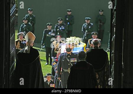 Pall-Träger tragen den Sarg des Herzogs von Edinburgh in die St. George's Chapel, Windsor Castle, Bekshire. Bilddatum: Samstag, 17. April 2021. Stockfoto